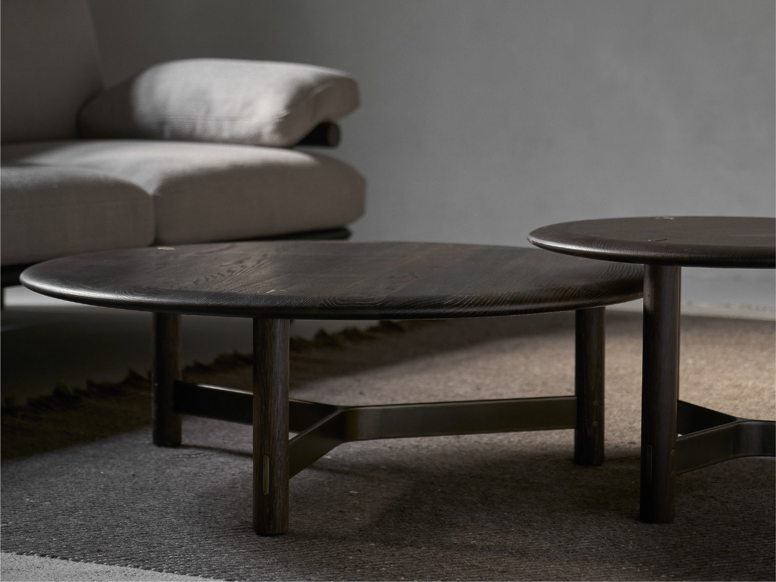 Круглый низкий журнальный столик из дуба District Eight Stilt ARCH-00024843 - Вид №3