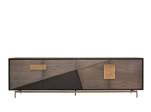 Деревянный шкаф с распашными дверями