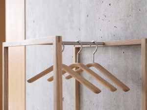 Деревянная вешалка
