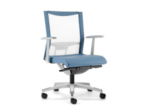 Офисное кресло с сетчатыми колесами и подлокотниками с 5 спицами