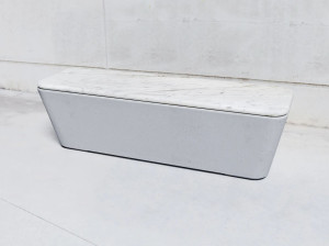 Скамейка без спинки из бетона и камня