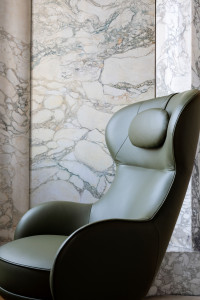 Кожаное вращающееся кресло с высокой спинкой