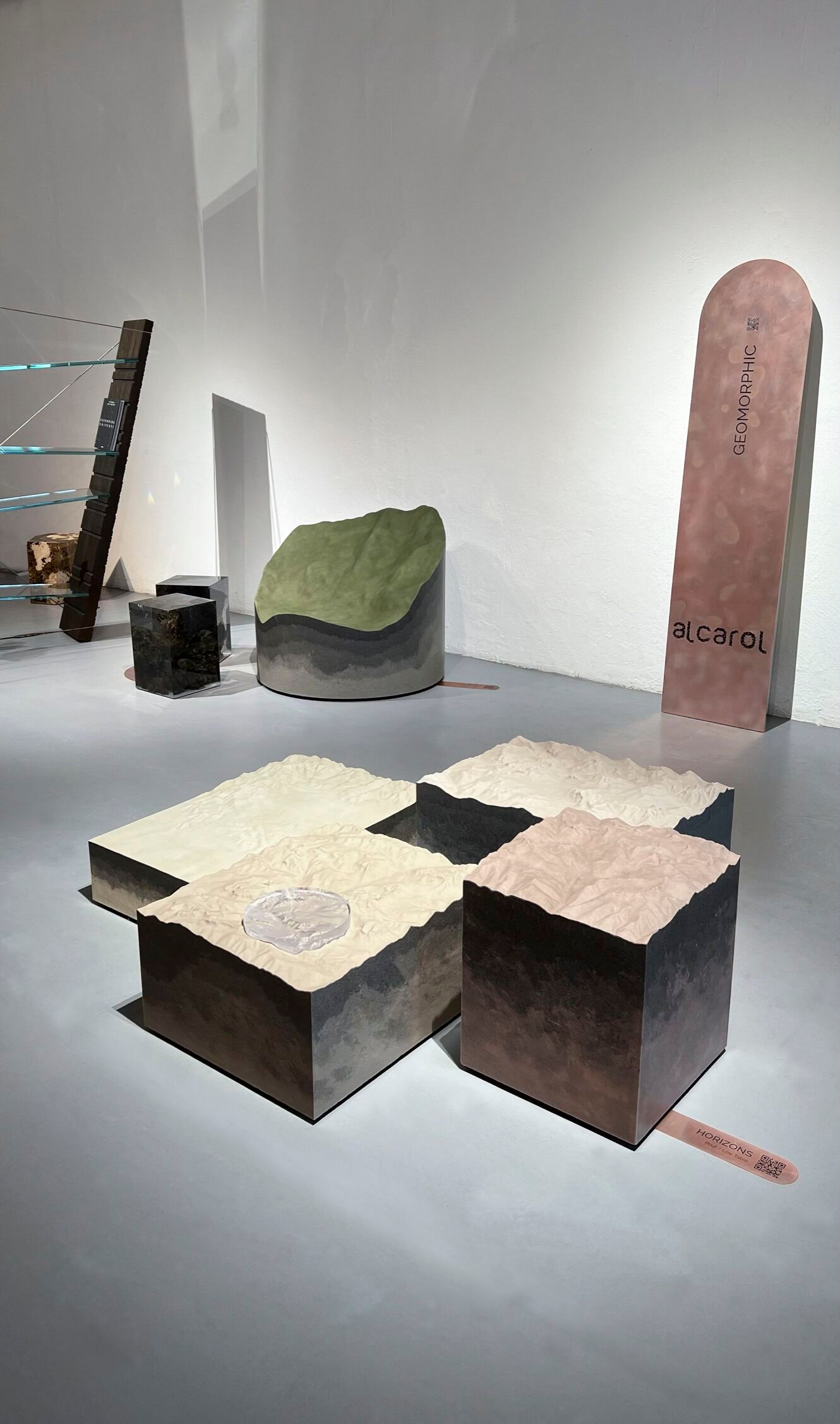 Низкий журнальный столик с бархатной подкладкой alcarol Geomorphic 2023 ARCH-00013525 - Вид №11