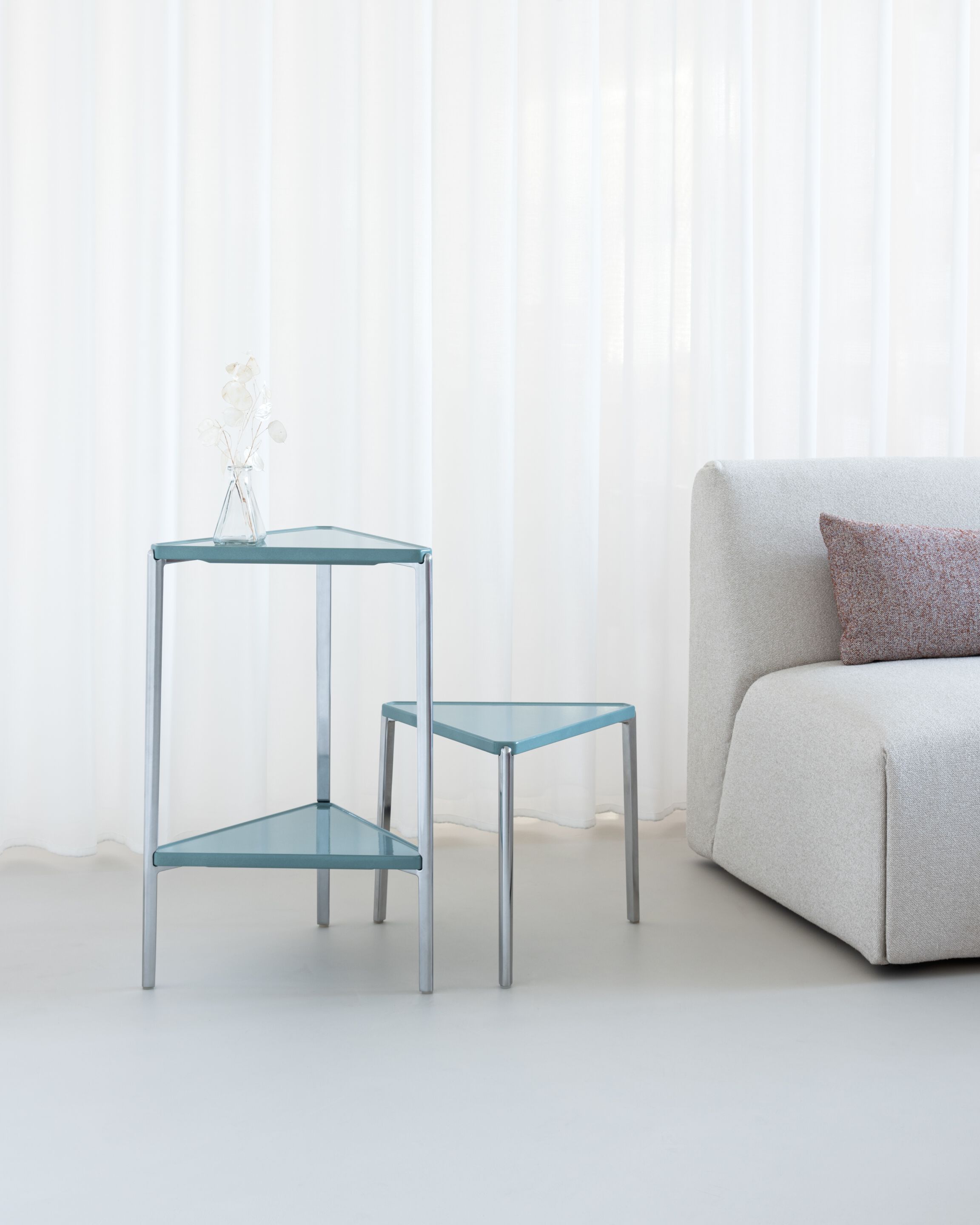 Алюминиевый треугольный высокий журнальный столик с жидким покрытием Magis тамбур ARCH-00152163 - Вид №4