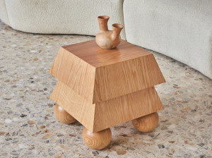 Квадратный журнальный столик из дуба для гостиной