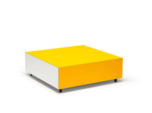 Низкий квадратный журнальный столик из фанеры