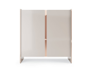 Деревянный шкаф с распашными дверцами