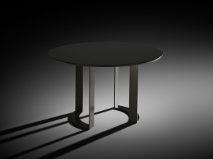 Круглый металлический журнальный столик