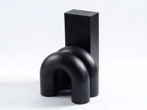 Низкий деревянный стул со спинкой