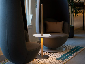 Журнальный столик с регулируемой высотой из стали и дерева