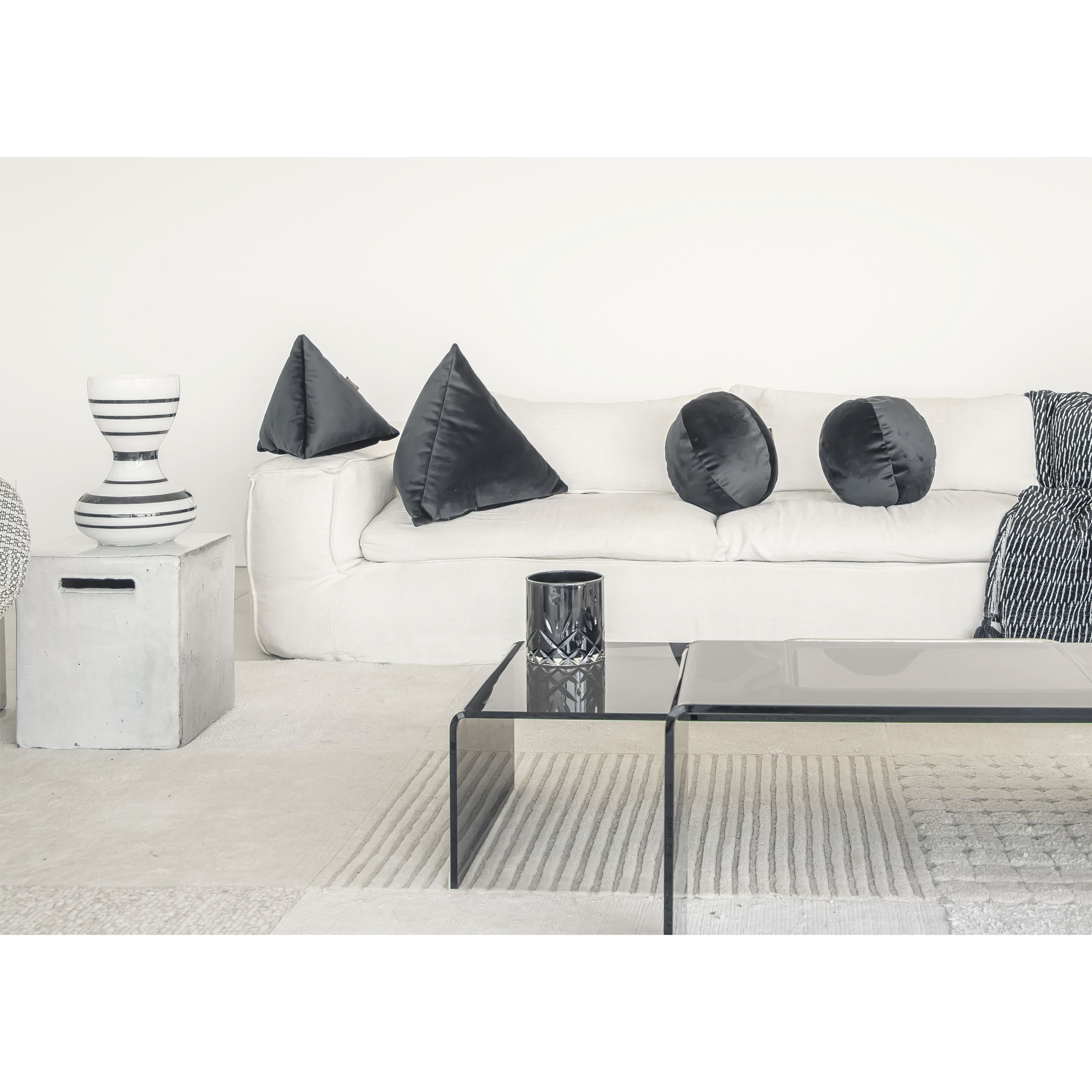 Бархатная однотонная подушка MX HOME Velours ARCH-00029473 - Вид №10