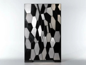 Деревянный шкаф с распашными дверцами