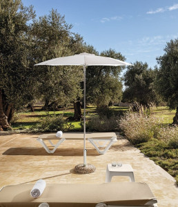 Квадратный стол из полипропилена