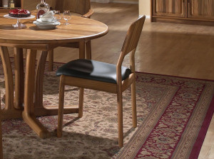 Деревянный стул с открытой спинкой