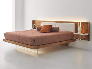 Двуспальная кровать из грецкого ореха со встроенными тумбочками