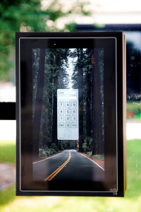 Автомобильный лифт с человеком на борту