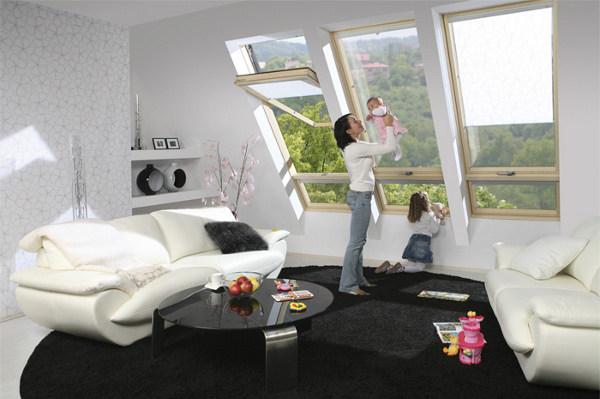 Откидное мансардное окно Finestra con asse di rotazione decentrato Santreyd sun-id-1407190 - Вид №6