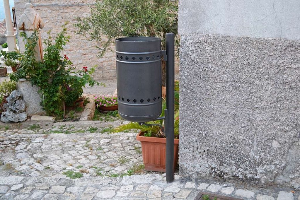 Оцинкованная стальная стойка для мусора EUROCOMITALIA современная мебель ARCH-00042534 - Вид №1