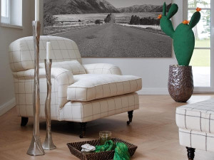 Тканевое кресло с подлокотниками