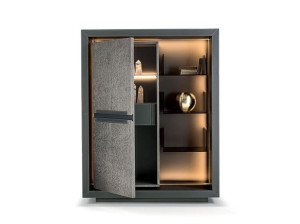 Деревянный сервант с кожаной обивкой