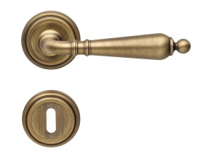 Классическая латунная ручка на розетке с насадкой