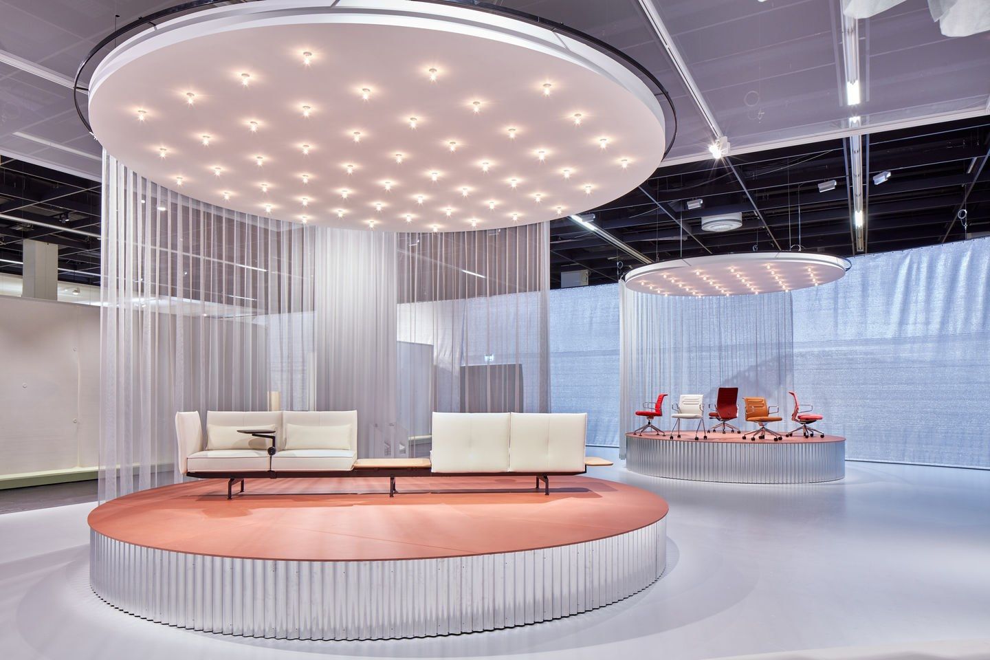 Кожаный поворотный стул с подлокотниками VITRA AC 5 ARCH-00057011 - Вид №2