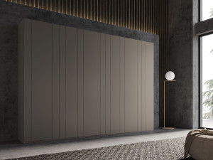 Деревянный шкаф