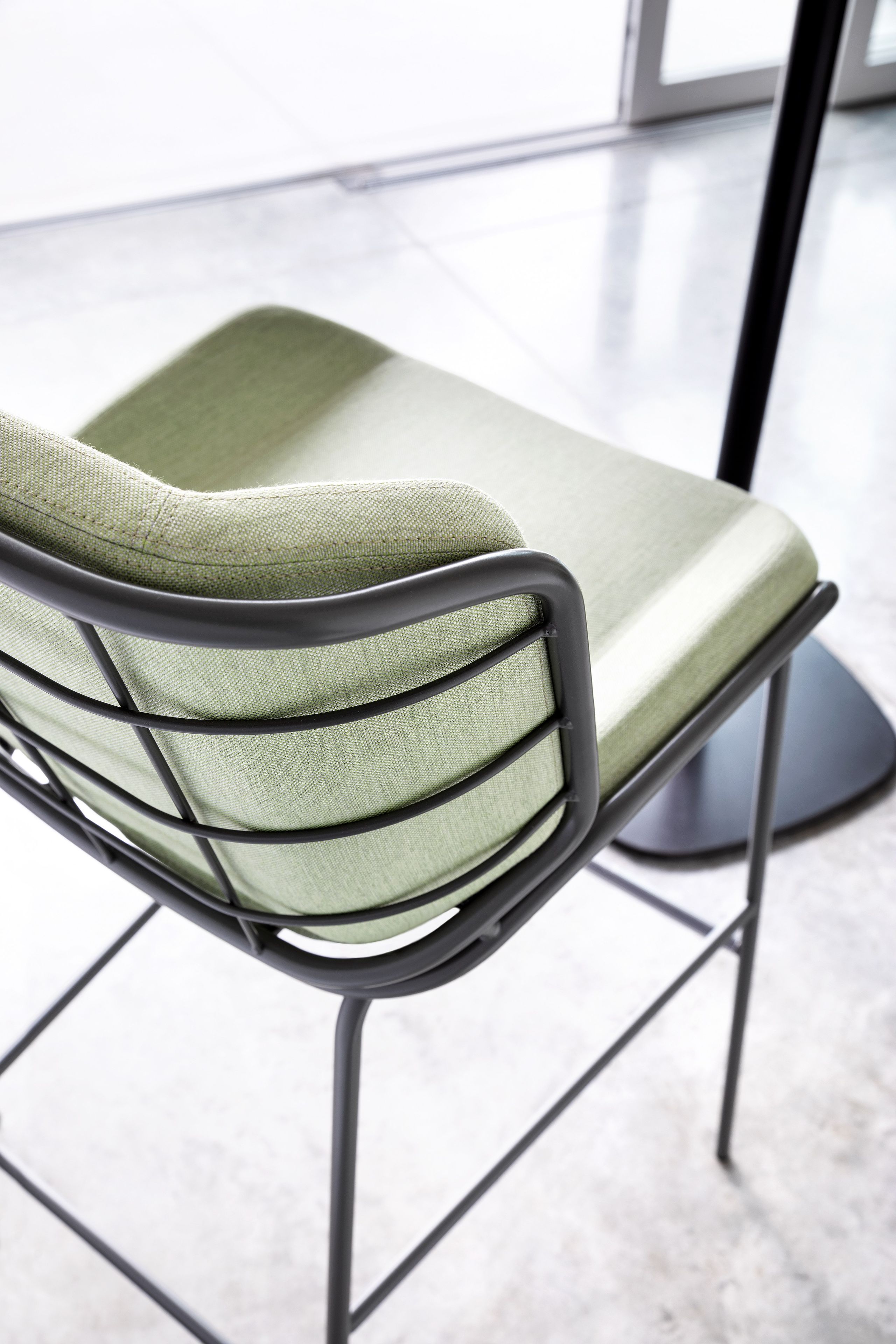 Металлический мягкий табурет с подставкой для ног со спинкой TrabA' Кожа ARCH-00045469 - Вид №15