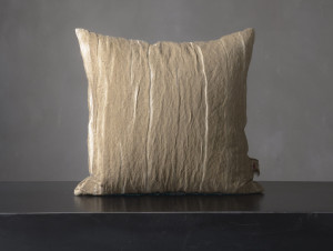 Бархатная квадратная подушка