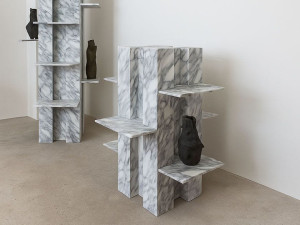 Отдельно стоящий мраморный книжный шкаф