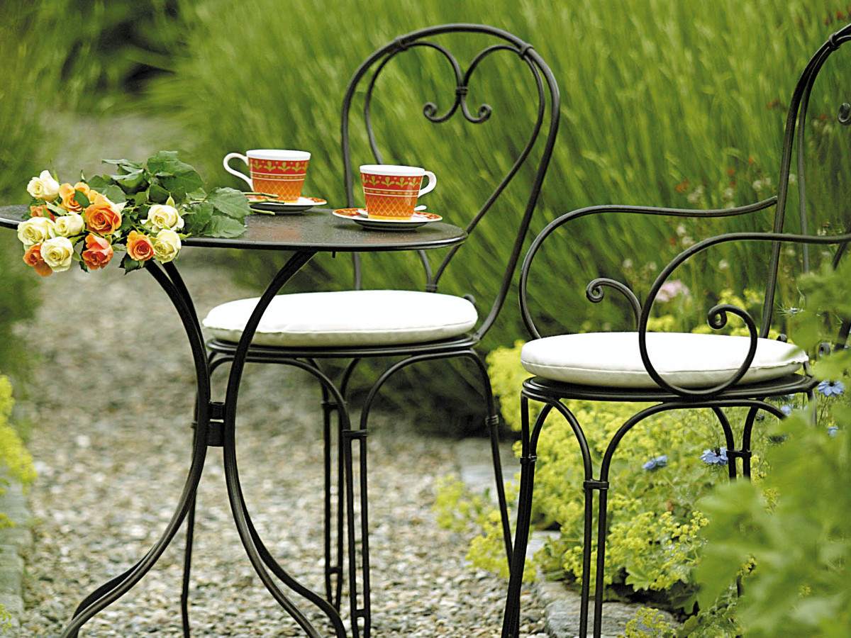 98.00.0870 Набор стульев Boulevard каштан под старину из 5-ти предметов. - включая 2 стула, 2 натуральные подушки сиденья, 1 стол Ø 65 см Mbm