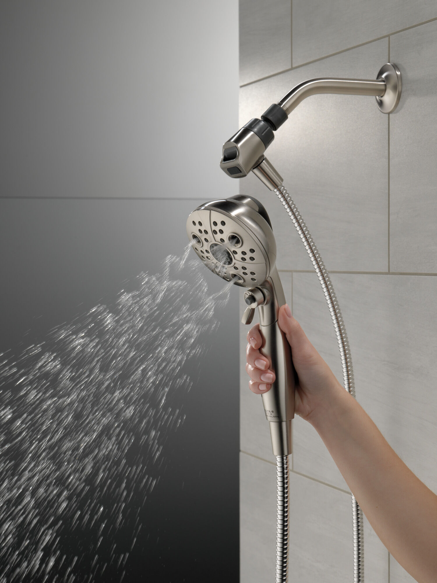 Ручной душ SureDock ™ с 5 настройками Delta Faucet 75507SN - Вид №5