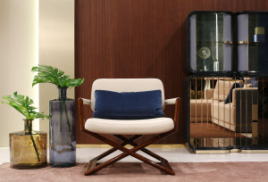 Кожаное кресло с подлокотниками