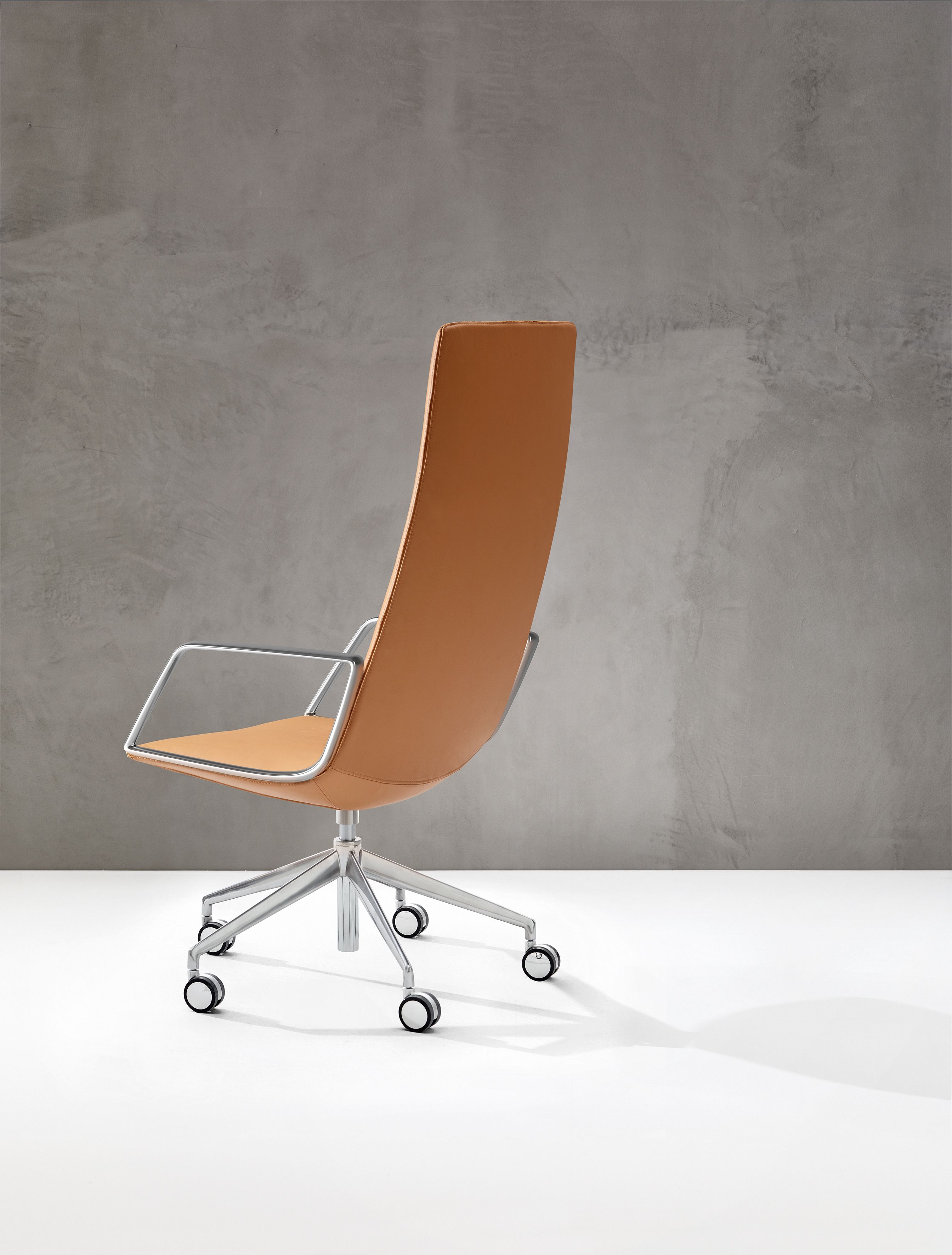 Офисное кресло руководителя с колесами с подлокотниками Arper Catifa Sensit ARCH-00139650 - Вид №1