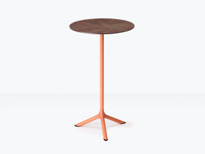 Высокий стальной стол