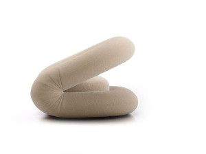 Тканевое кресло с подлокотниками