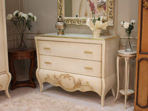 Деревянный комод