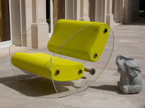 Кресло с подлокотниками