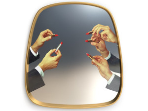 Настенное зеркало в рамке