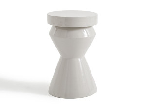 Высокий металлический журнальный столик