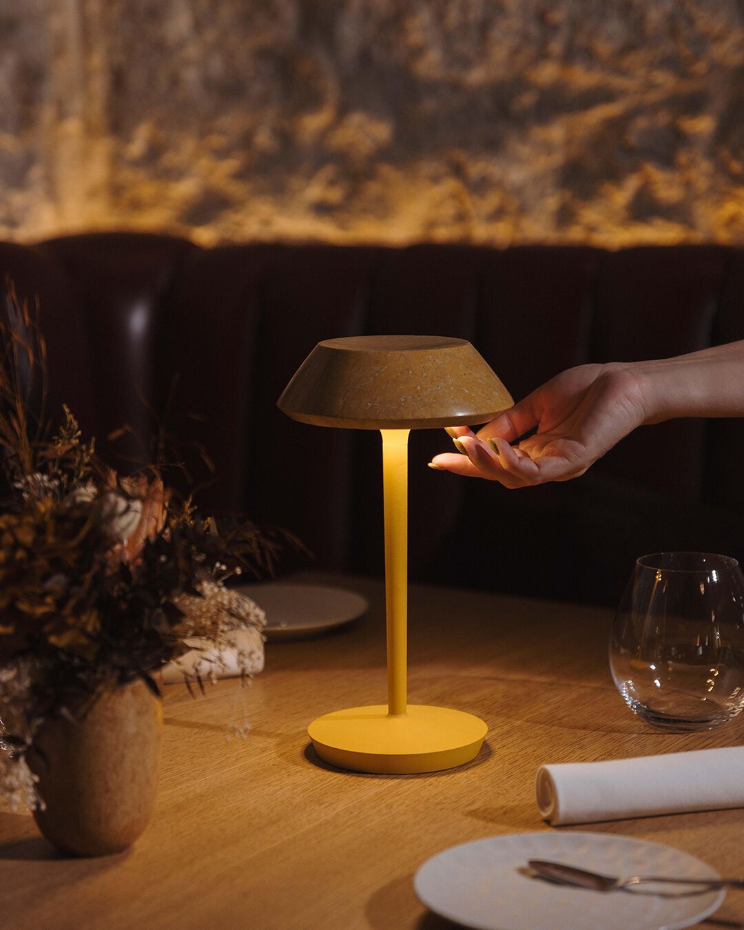 Мраморная перезаряжаемая настольная лампа Maami Home mini FIORE YELLOW ARCH-00084478 - Вид №3