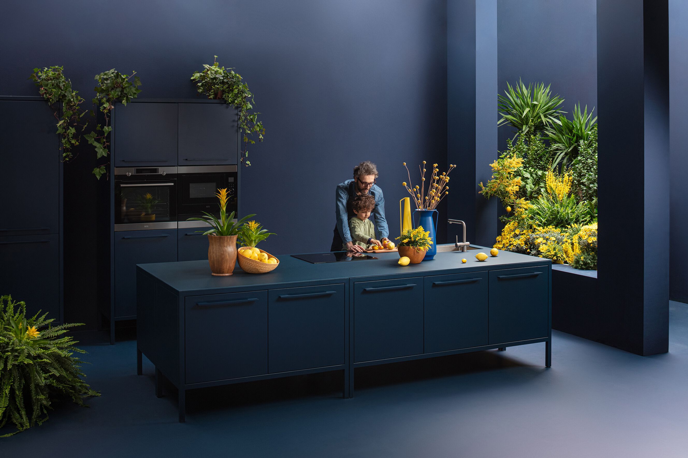 Металлическая мини-кухня с ручками и травленым стеклянным верхом Fantin рамка ARCH-00008461 - Вид №2