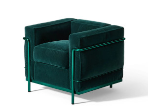 Бархатное кресло с подлокотниками