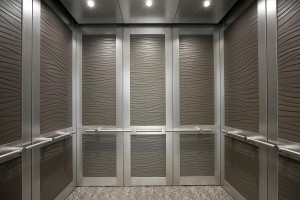 FSRT845 Интерьер лифта Levelc-2000n со вставками из никелевого серебра с натуральной патиной и узором шардоне, а также стойки и направляющие из нержавеющей стали с отделкой из песчаника; поручни компаса из сатинированной нержавеющей стали в университете в