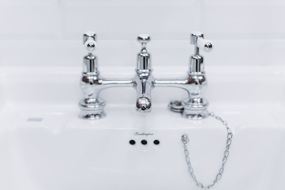 Смеситель для раковины на 2 отверстия Regent, с пробкой и цепочкой [BIR10 BLA] Regent Burlington T16-QT BLA, T3 BLA, T4B-2 - Вид №3