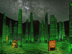 Световая скульптура из оцинкованной стали и переработанной печатной платы с фотокалитической обработкой