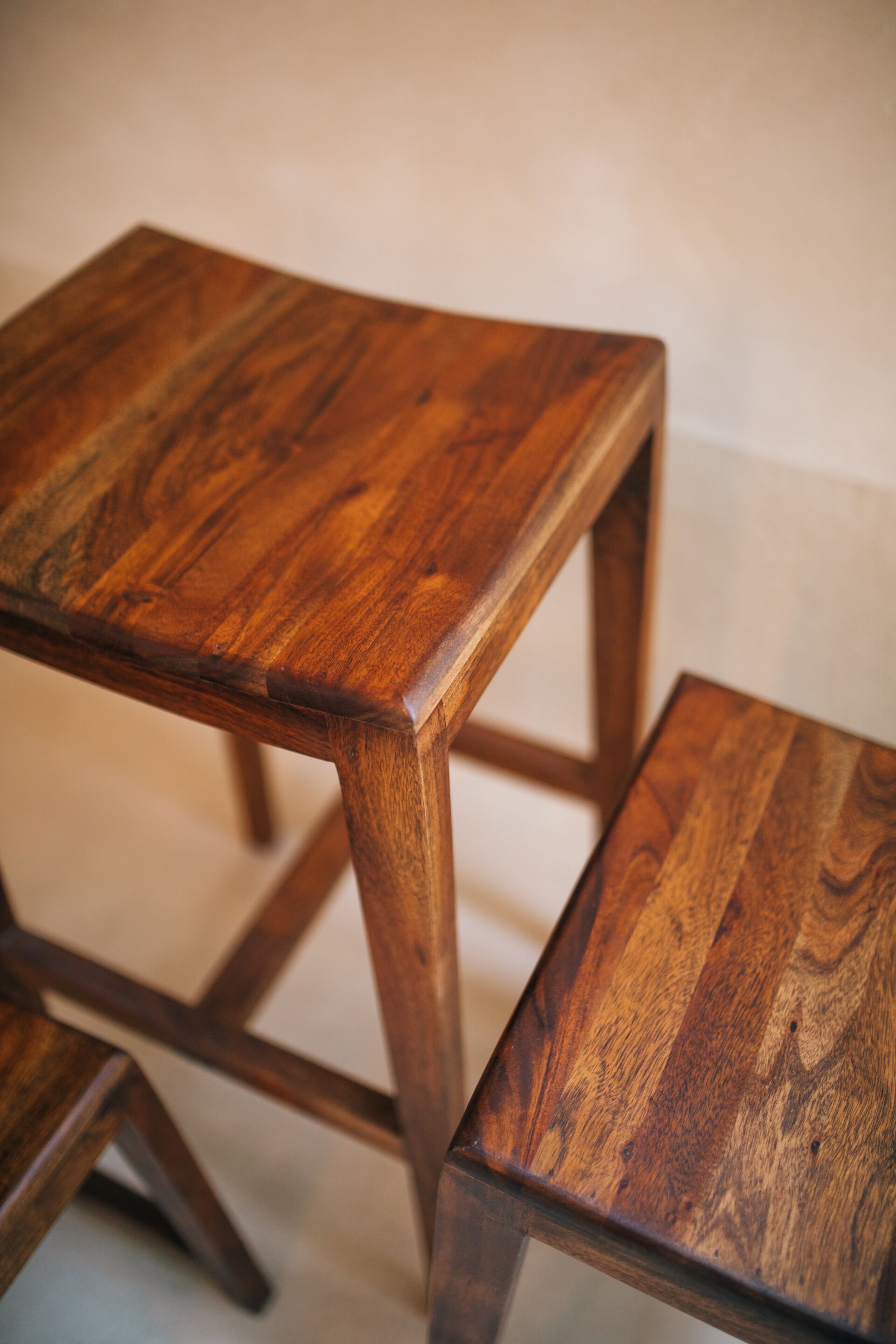 Высокий барный стул из манго с подставкой для ног POMAX KENT ARCH-00101714 - Вид №12