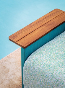 Тканевое садовое кресло с подлокотниками