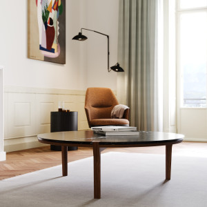 Круглый низкий журнальный столик из мрамора и массива дерева