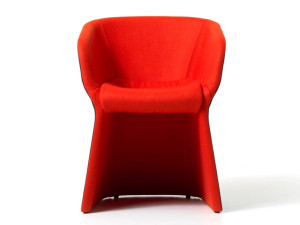 Тканевое кресло с подлокотниками